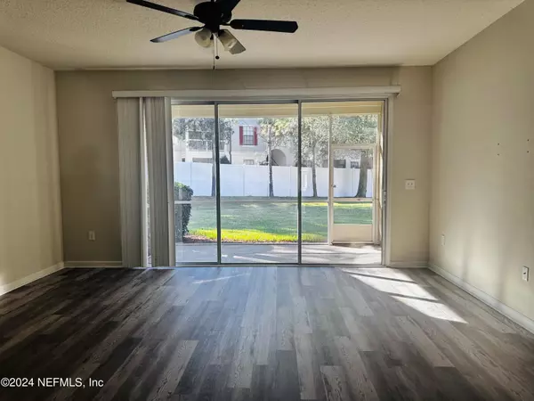 6801 ROUNDLEAF DR, Jacksonville, FL 32258