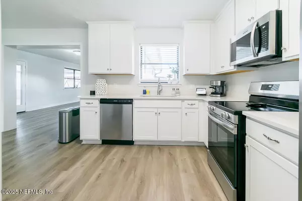 Jacksonville, FL 32277,6221 ASHWOOD LN