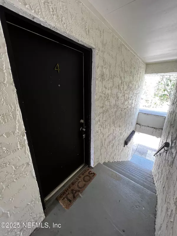 Jacksonville Beach, FL 32250,402 S 8TH AVE #4