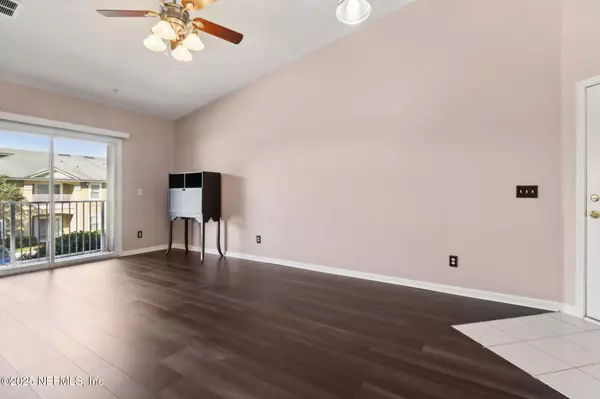 Jacksonville, FL 32210,3700 KIRKPATRICK CIR #8-11