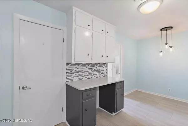 Jacksonville, FL 32207,915 OLD GROVE MNR