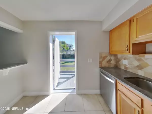 Jacksonville, FL 32211,7138 MAYAPPLE RD