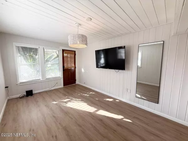 Jacksonville Beach, FL 32250,811 S 2ND ST