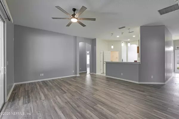 Jacksonville, FL 32218,695 SID DR