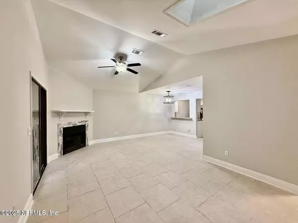 Jacksonville, FL 32257,3801 CROWN POINT RD #1074