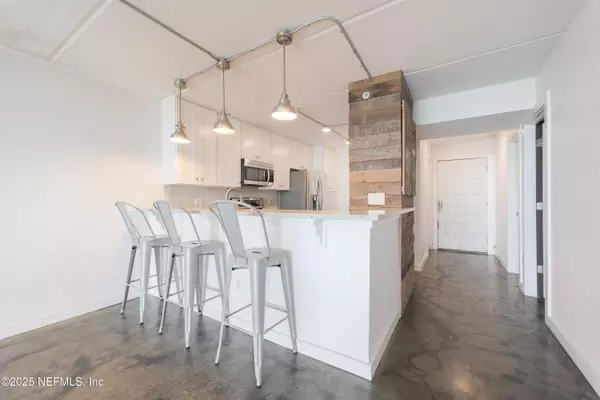 Jacksonville Beach, FL 32250,275 1ST ST #102