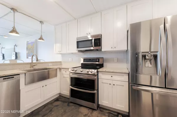 Jacksonville Beach, FL 32250,275 1ST ST S #102