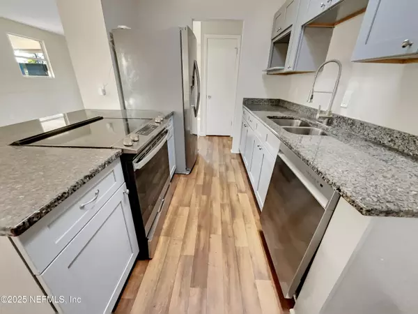 Jacksonville, FL 32221,7748 KNOLL DR N