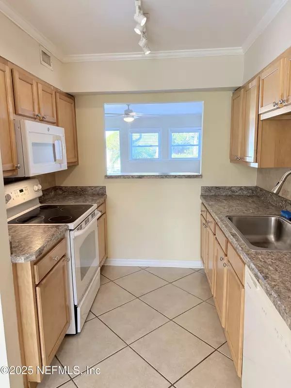 Atlantic Beach, FL 32233,836 CAVALLA RD