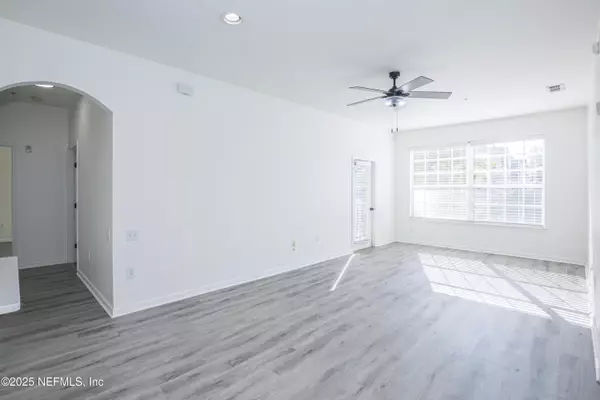 Jacksonville, FL 32256,7990 BAYMEADOWS RD #625