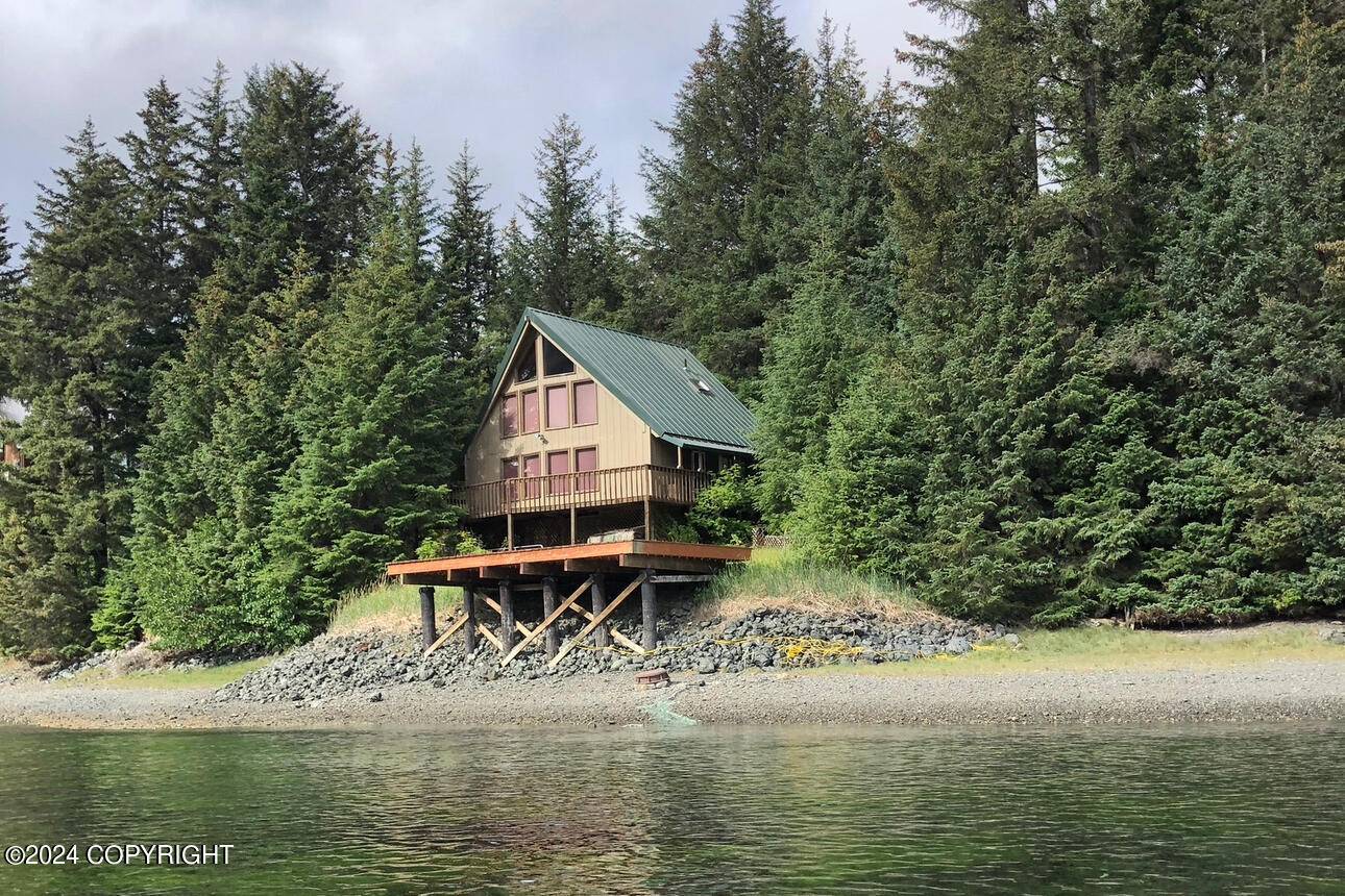 358 Shoreline DR, Seldovia, AK 99663