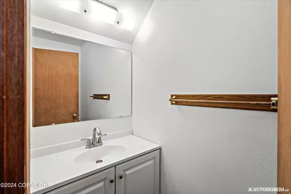 Anchorage, AK 99518,8111 Briarwood ST