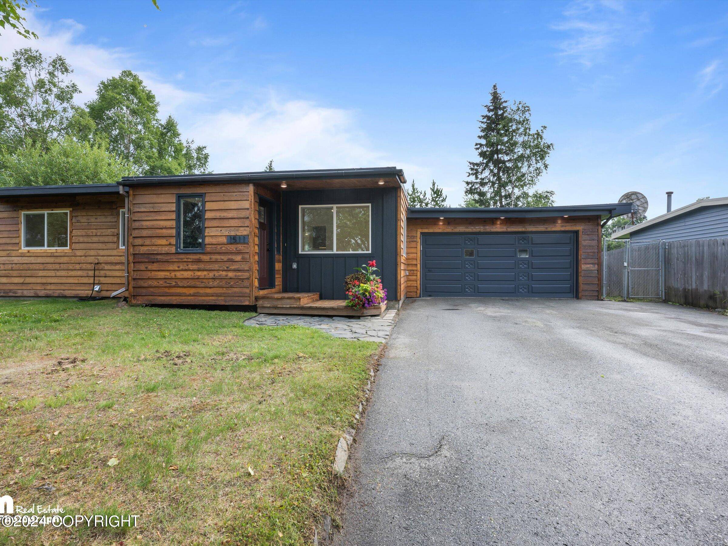 1511 Ermine ST, Anchorage, AK 99504