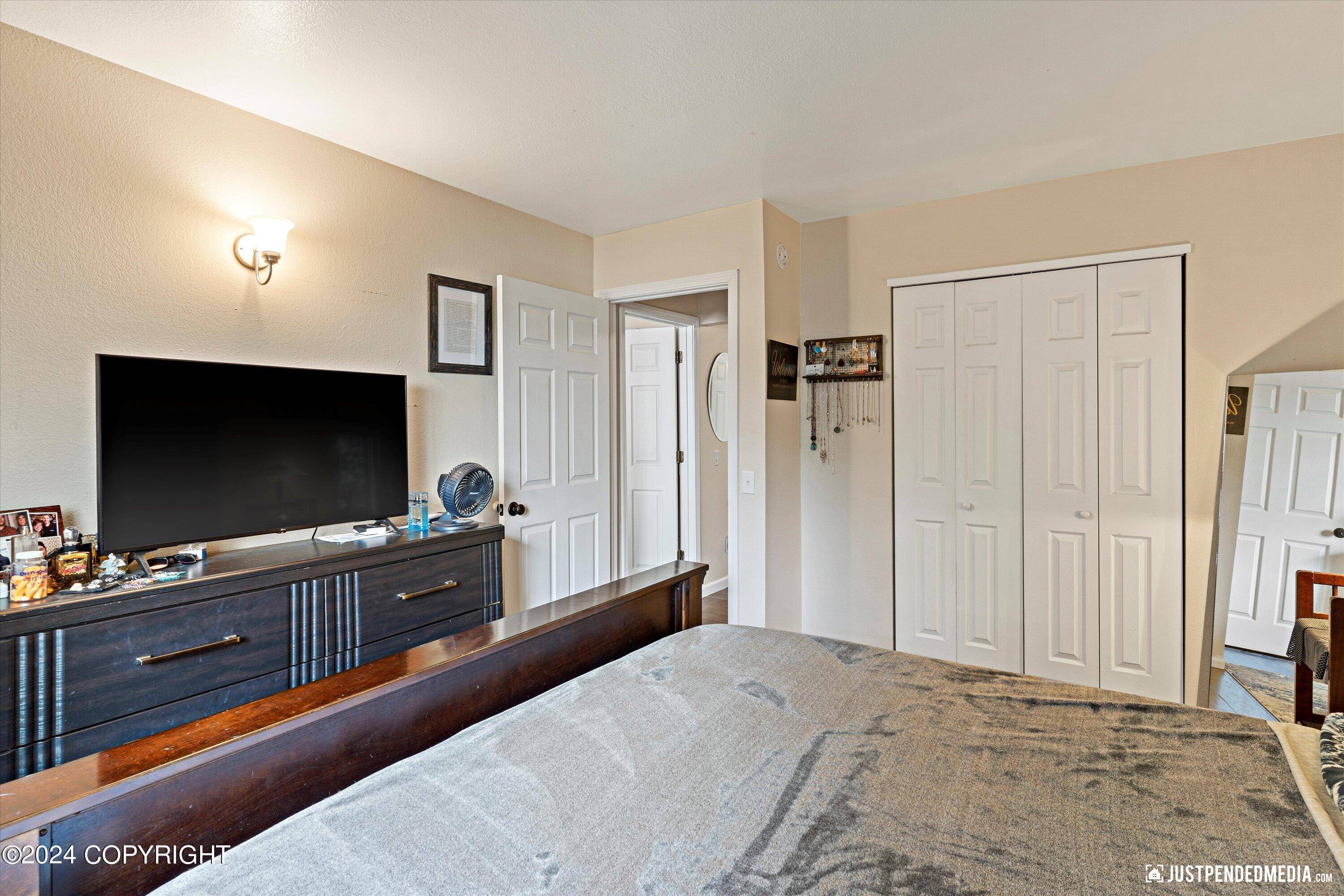 Anchorage, AK 99502,8931 Woodstock CIR