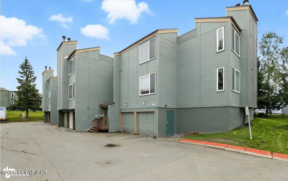 912 Wildrose CT, Anchorage, AK 99518