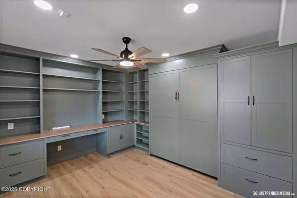 Anchorage, AK 99507,9031 Snowy Owl CIR