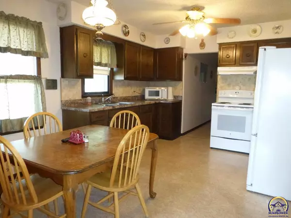 Topeka, KS 66618,1733 NW Furman RD