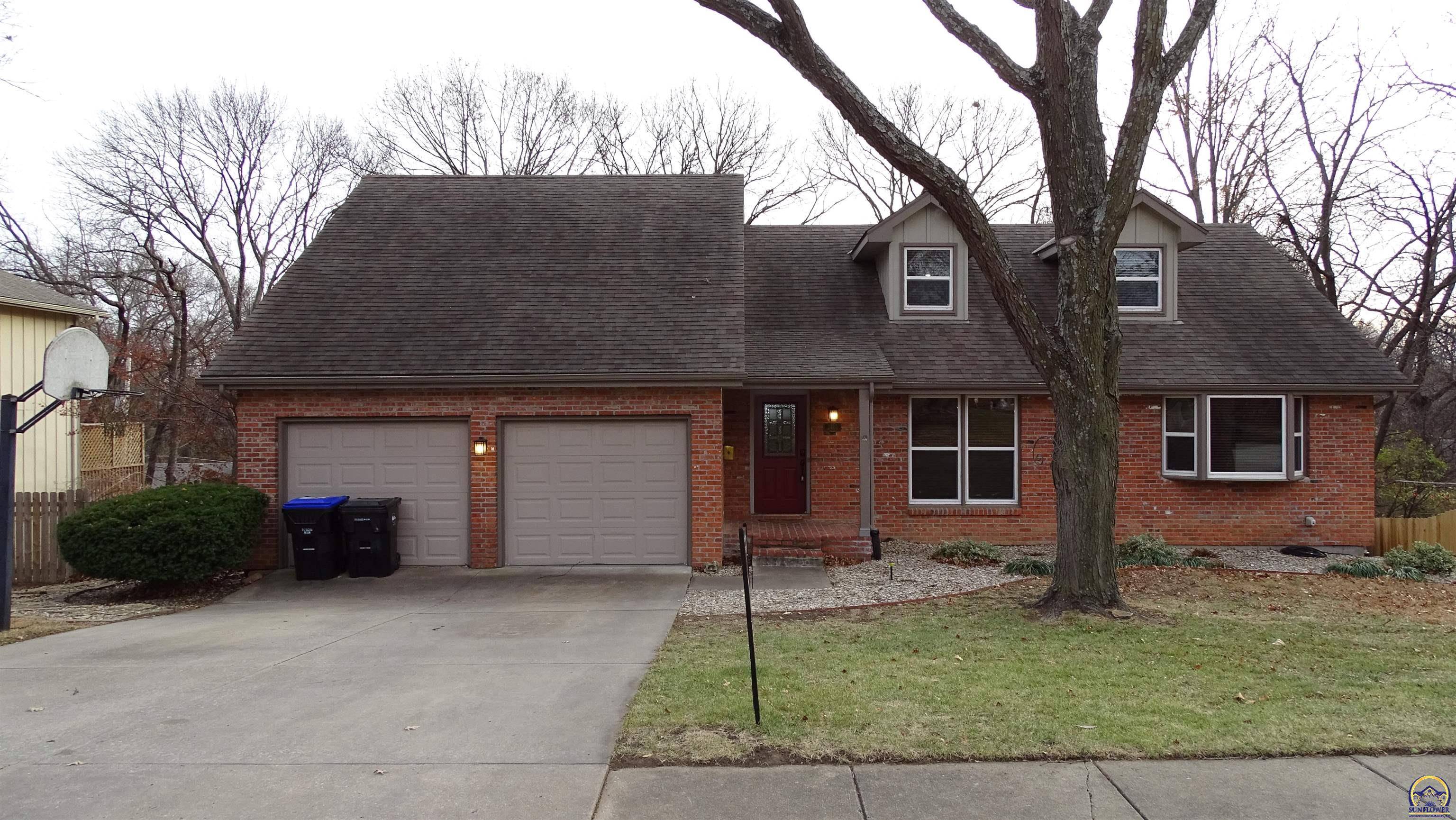 2401 SW 35th TER, Topeka, KS 66611