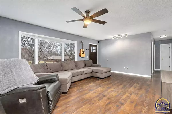 Tonganoxie, KS 66086,212 W 1st ST