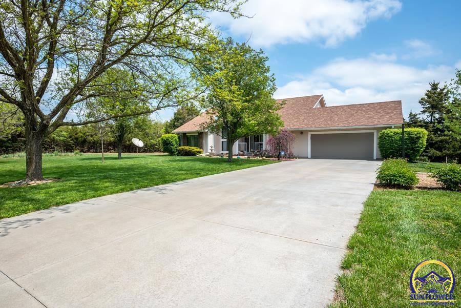 6400 NW Redwood DR, Topeka, KS 66618