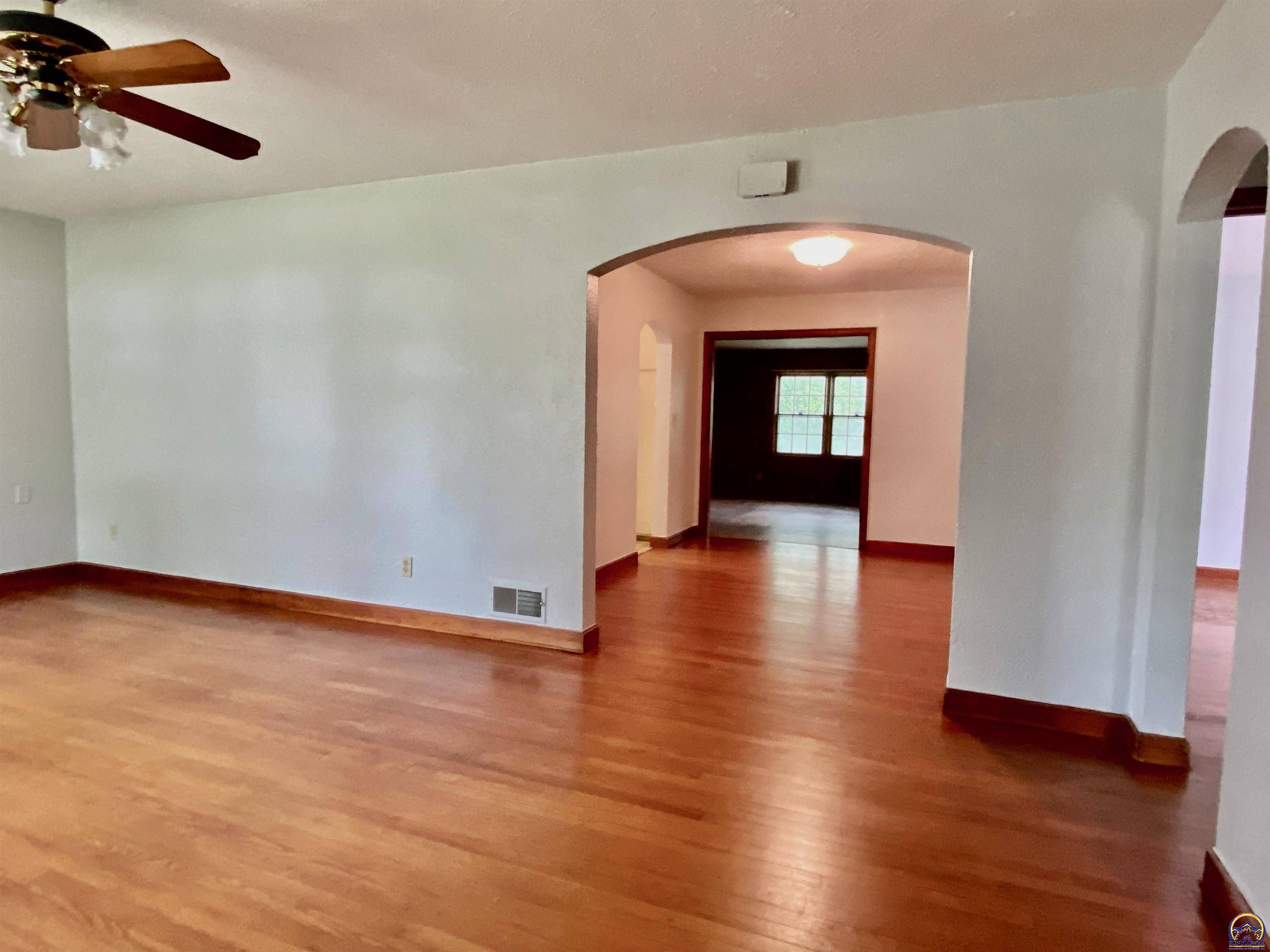 Topeka, KS 66614,2412 SW Burnett RD