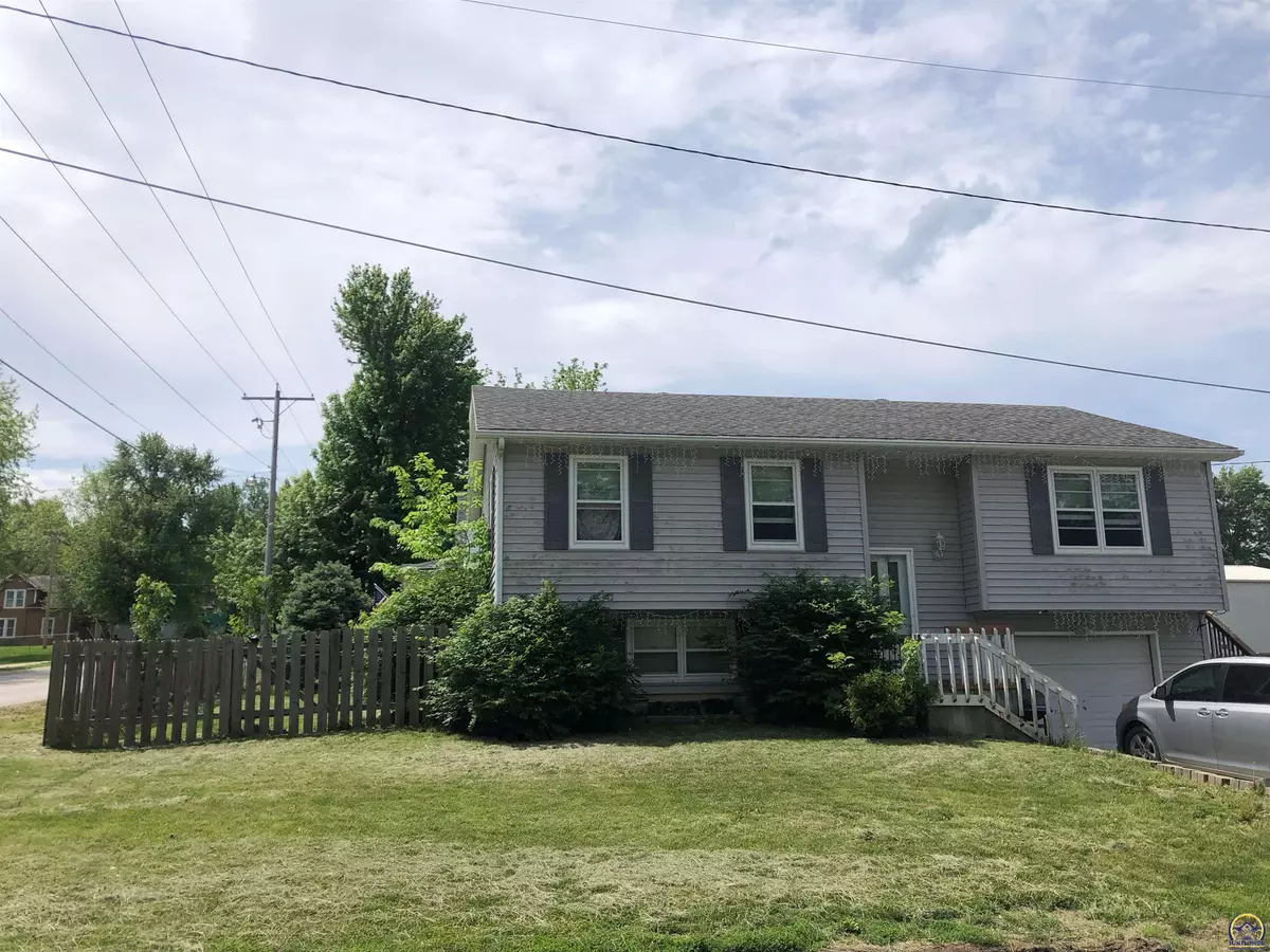 Tonganoxie, KS 66086,704 E 7th St