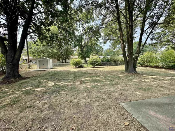 Topeka, KS 66604,1801 SW Meadow LN