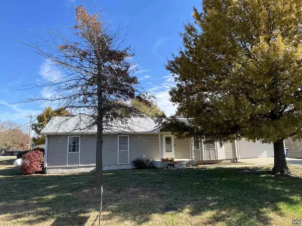 508 Sunset LN, Maple Hill, KS 66507