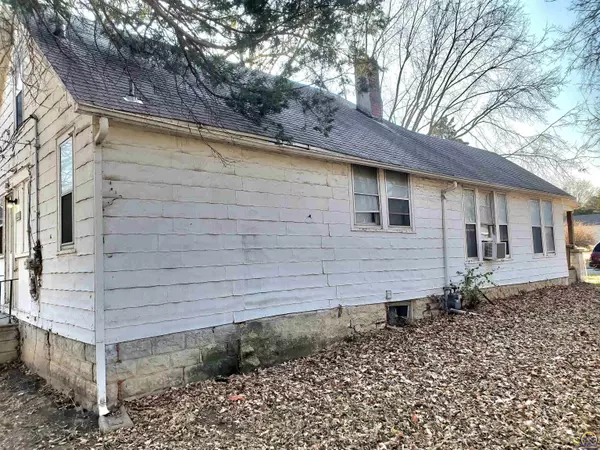 Topeka, KS 66604,1044 SW Plass AVE