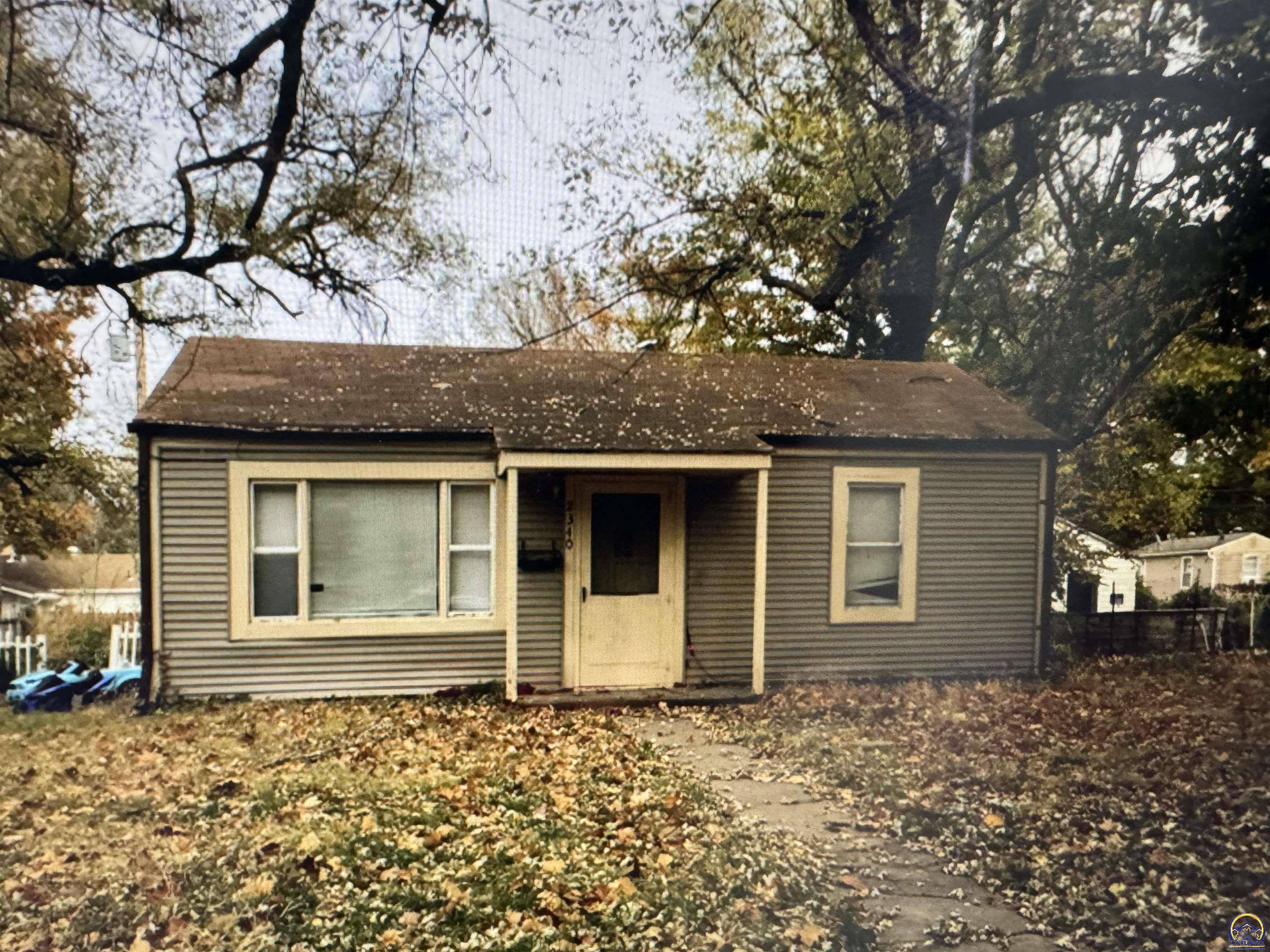 2340 SW Edgewater TER, Topeka, KS 66604