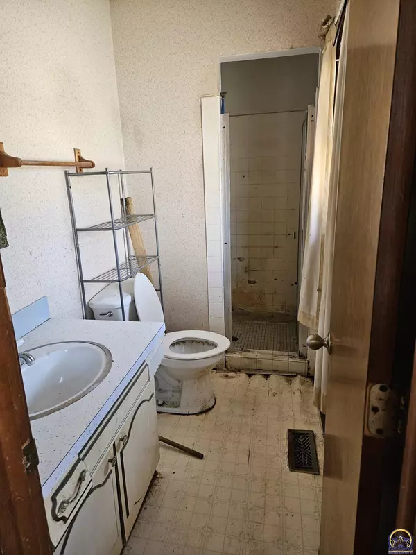 Lawrence, KS 66044,121 Florida