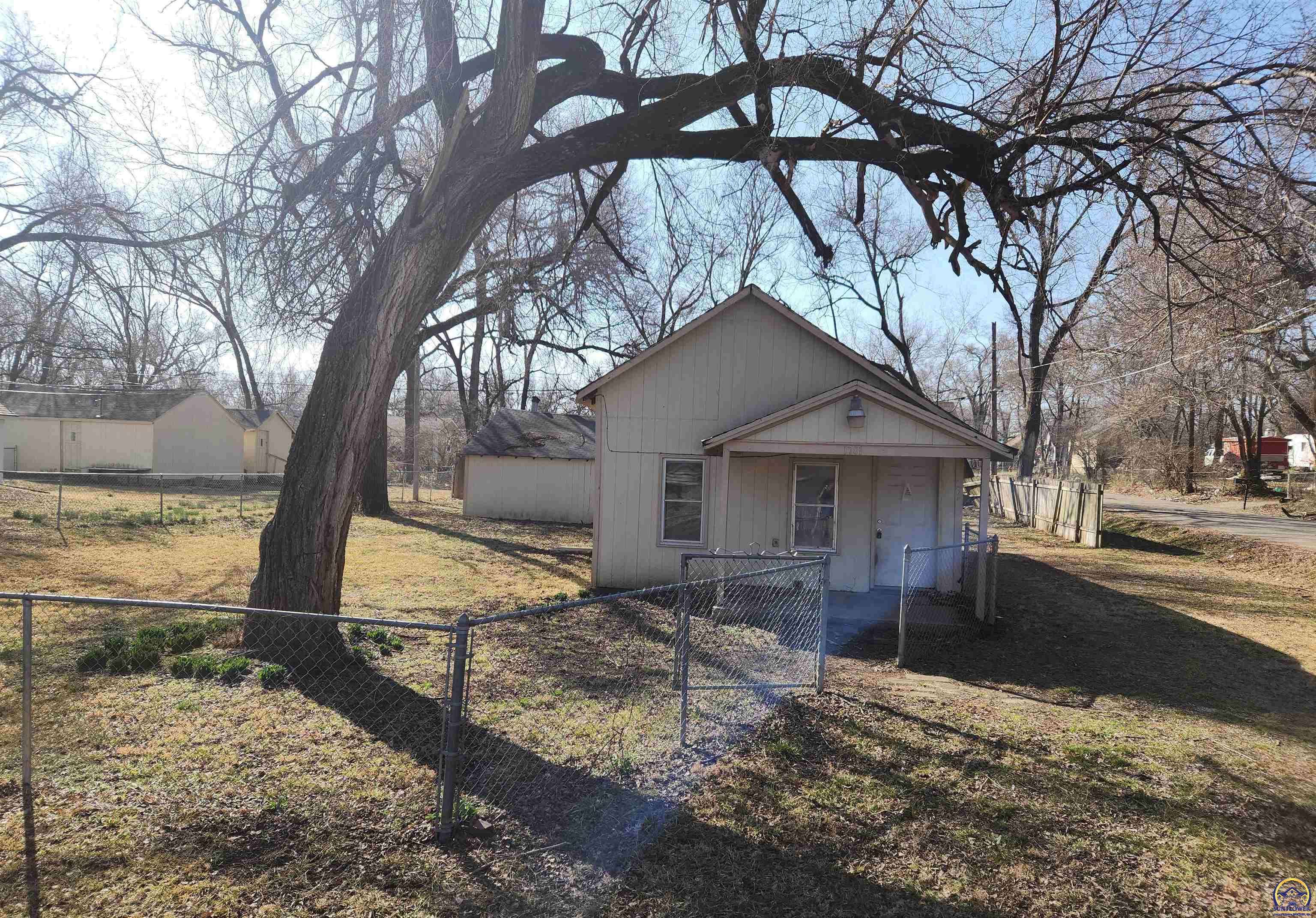 1701 SE Lott ST, Topeka, KS 66605
