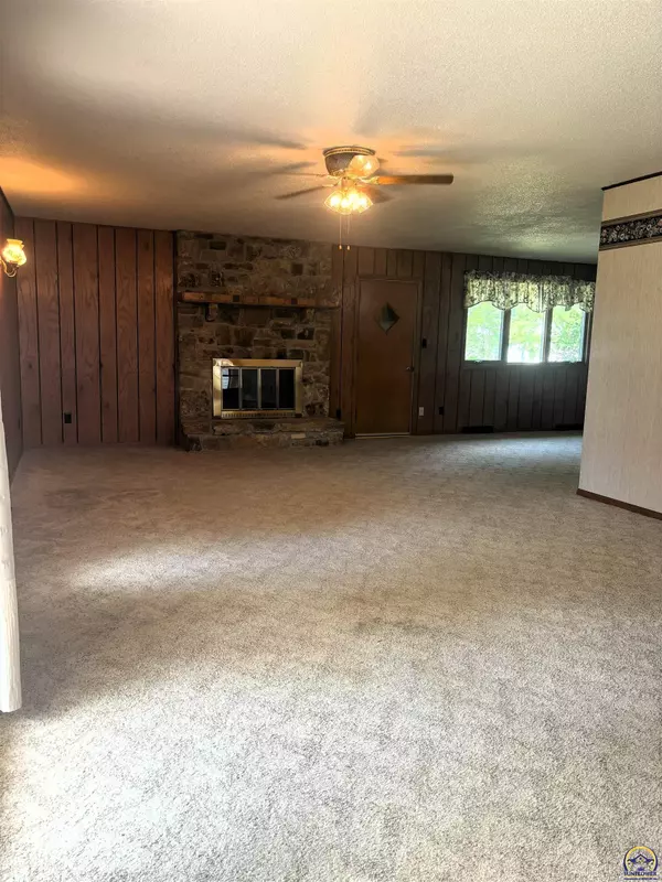 Burlington, KS 66839,817 Wilson St