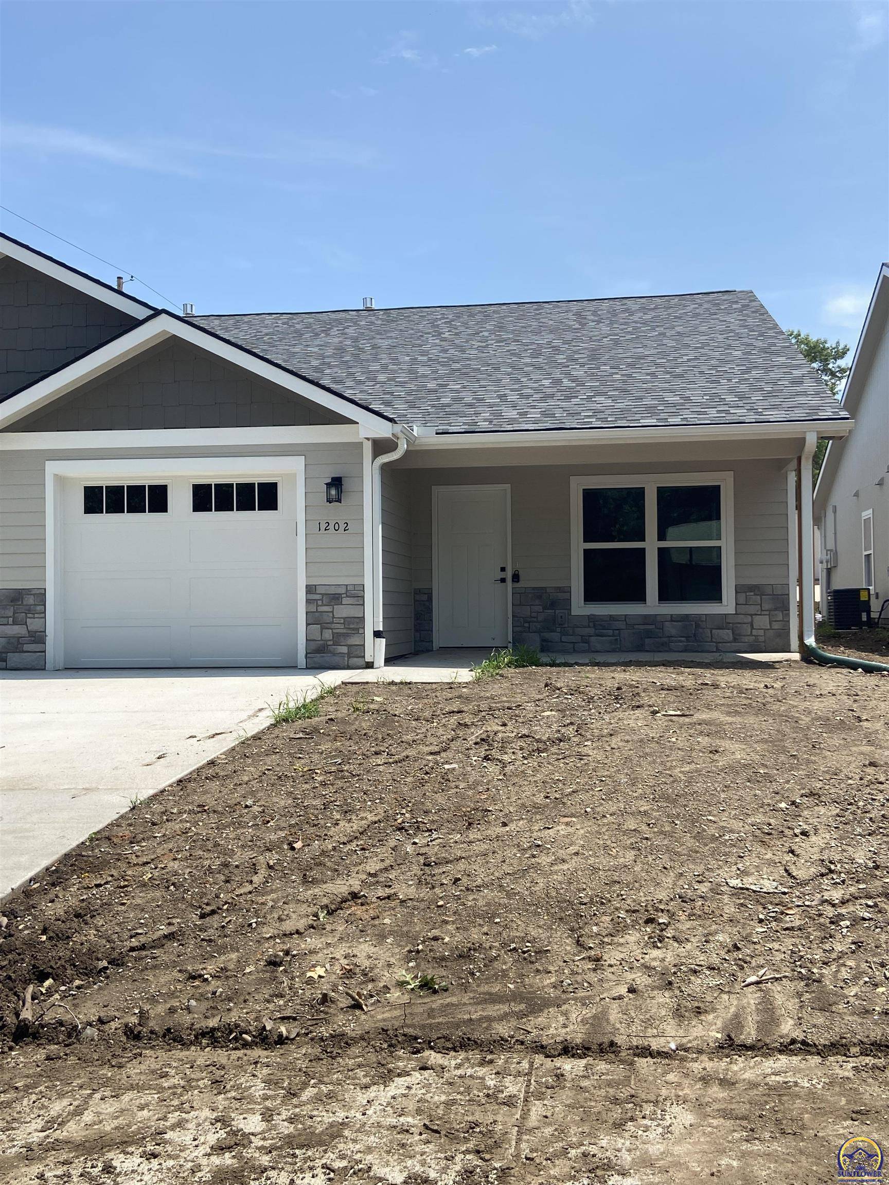 1202 SW Lakeside DR, Topeka, KS 66604