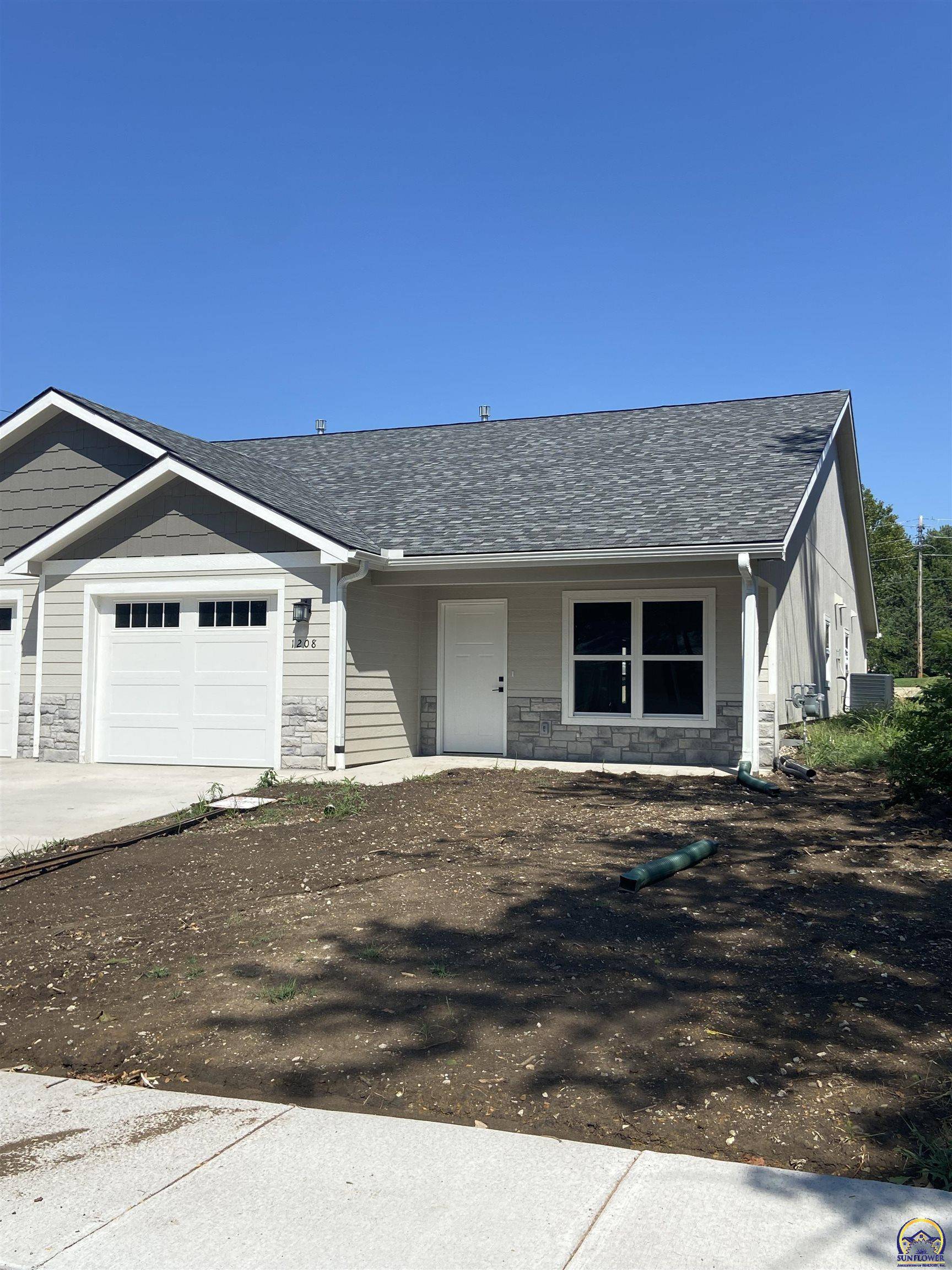 1208 SW Lakeside DR, Topeka, KS 66604