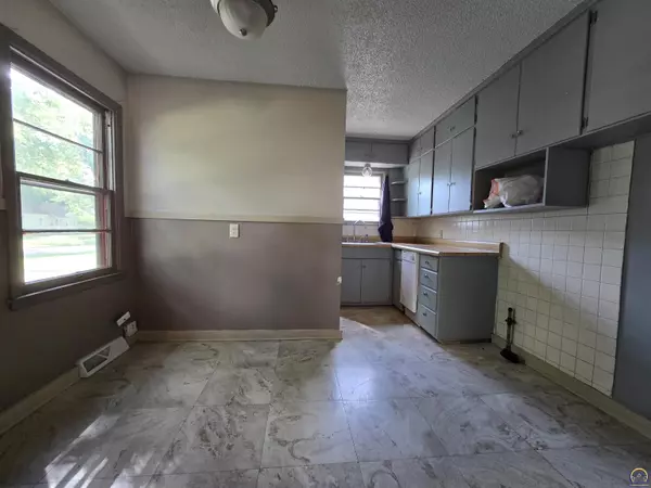 Topeka, KS 66604,2009 SW Medford AVE