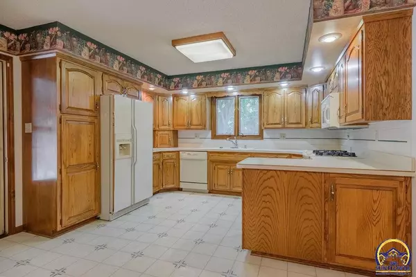 Topeka, KS 66618,4401 NW Green Hills RD