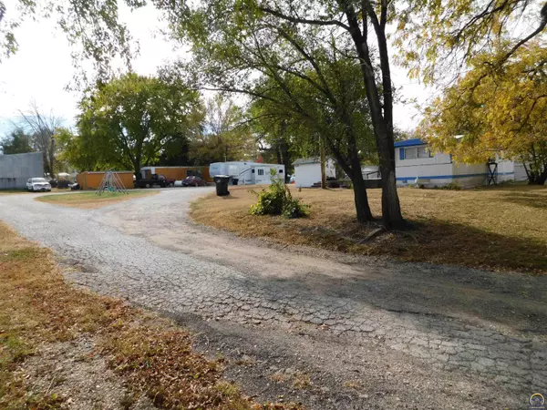 417 E 7th St, Holton, KS 66436-8504