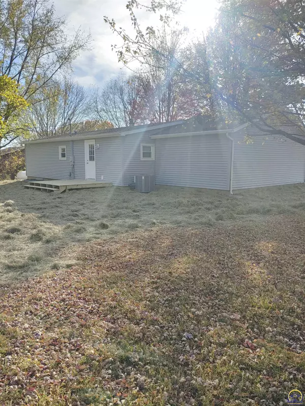 Lecompton, KS 66050,708 Simons