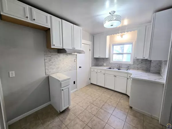 2112 SW Huntoon ST Topeka, KS 66604