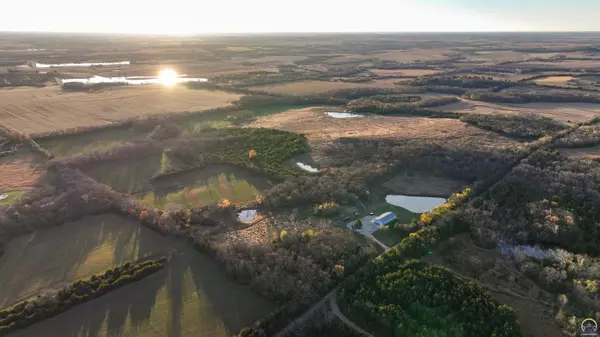 11086 S Wanamaker Rd, Carbondale, KS 66414