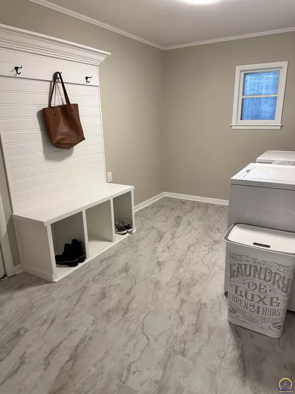 Topeka, KS 66611,916 SW 31st Ter