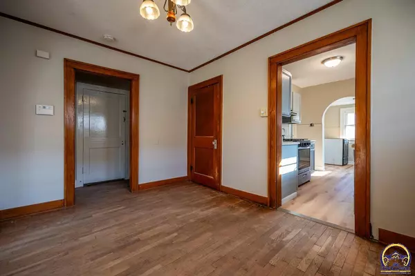 1216 SW Wayne AVE Topeka, KS 66604