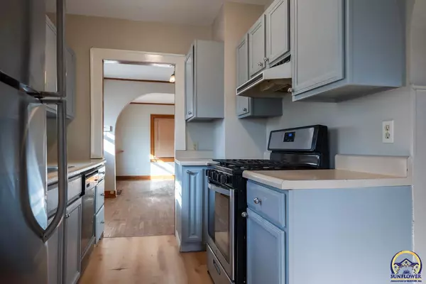 1216 SW Wayne AVE Topeka, KS 66604