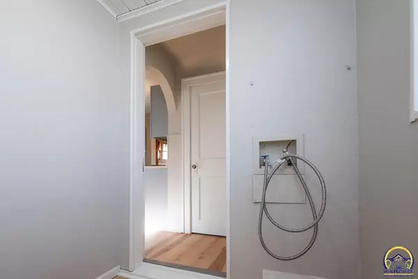 1216 SW Wayne AVE Topeka, KS 66604