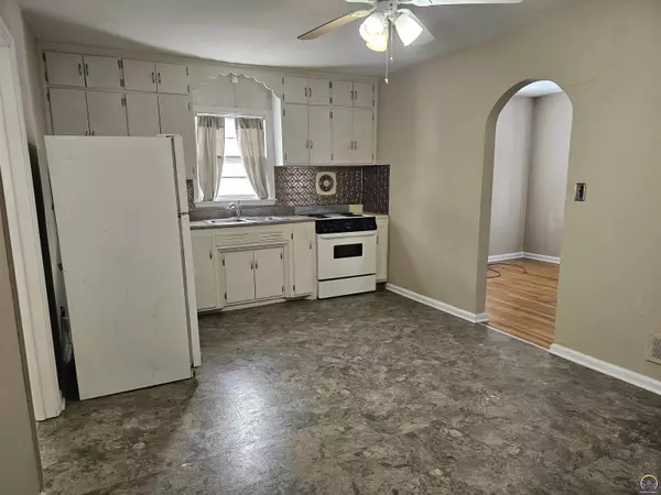 Topeka, KS 66606,2204 SW Kensington CT