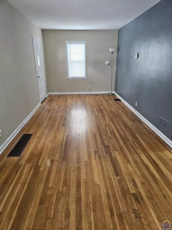 Topeka, KS 66606,2204 SW Kensington CT