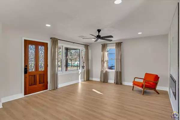 Topeka, KS 66611,2741 SW Burlingame RD