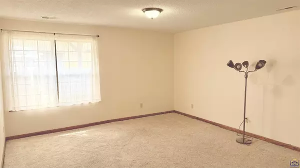 Topeka, KS 66614-0000,5651 SW Foxcroft South CIR ##7