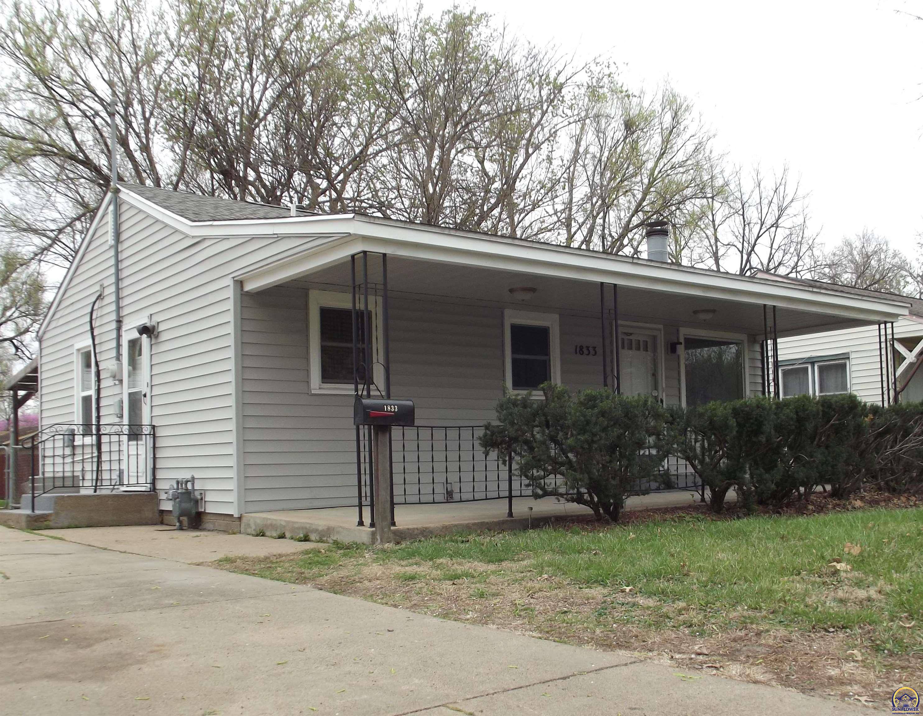 1833 SW Moundview DR, Topeka, KS 66604